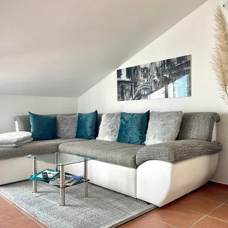 Lady Daniela Mit Meerblick In Apartment Lovran