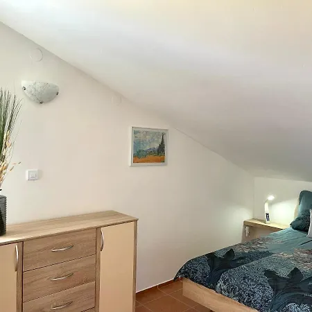 Lady Daniela Mit Meerblick In Apartment Lovran